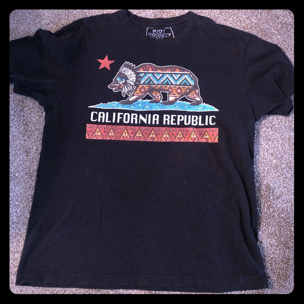 Riot Society men’s large t shirt